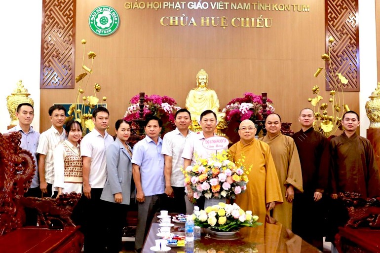 Lãnh đạo Công an TP.Kon Tum thăm Ban Trị sự Phật giáo tỉnh tại chùa Huệ Chiếu