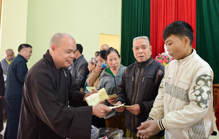 Thượng toạ Thích Thanh Phong trao quà đến người dân tại tỉnh Hòa Bình