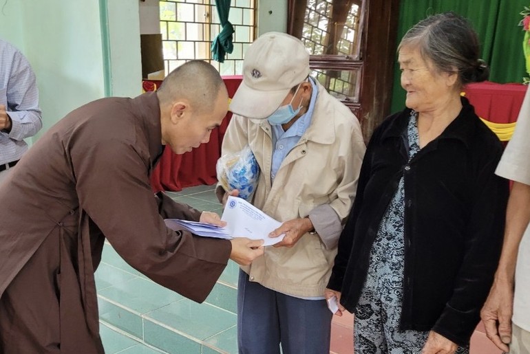 Đại đức Thích Chúc Phát tặng quà đến người dân huyện Tuy An