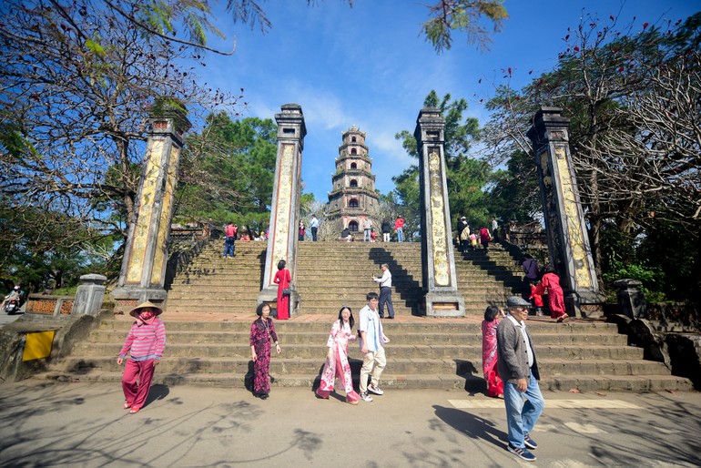 Người dân đi lễ Phật đầu năm tại Quốc tự Thiên Mụ