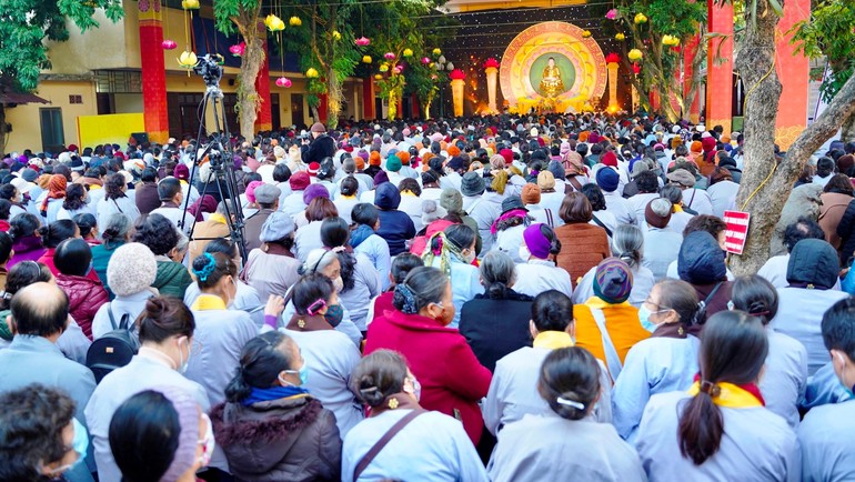 Hàng ngàn Phật tử đã tham dự Đại lễ Đức Thế Tôn thành đạo tại chùa Bằng, Hà Nội