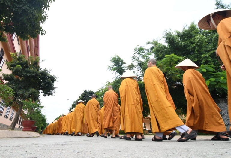 Tăng Ni sinh Học viện Phật giáo Việt Nam tại TP.HCM trong giờ thiền hành