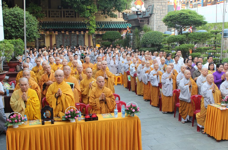 Chư Tăng Ni, Phật tử tham dự lễ Phật đản tại tổ đình Ấn Quang - quận 10