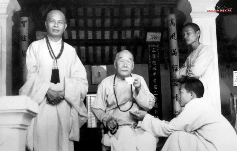 Hòa thượng Thích Trí Thủ (đứng bên trái) với Đức Đệ nhất Tăng thống - Đại lão Hòa thượng Thích Tịnh Khiết
