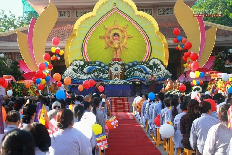 Lễ đài kính mừng Phật đản tại huyện Hóc Môn - Ảnh: Quảng Hậu