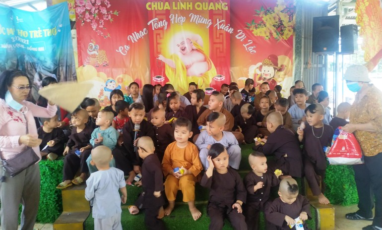 Tặng quà đến các cháu mồ côi được quý sư cô chùa Linh Quang nuôi dưỡng