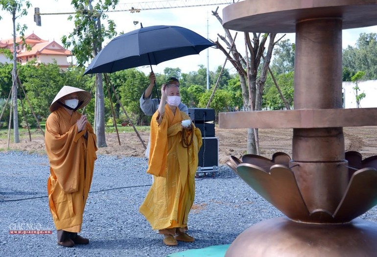 Trưởng lão Hòa thượng Thích Trí Quảng cầu nguyện tại công trình xây dựng chánh điện trong khuôn viên cơ sở 2 Học viện Phật giáo VN tại TP.HCM