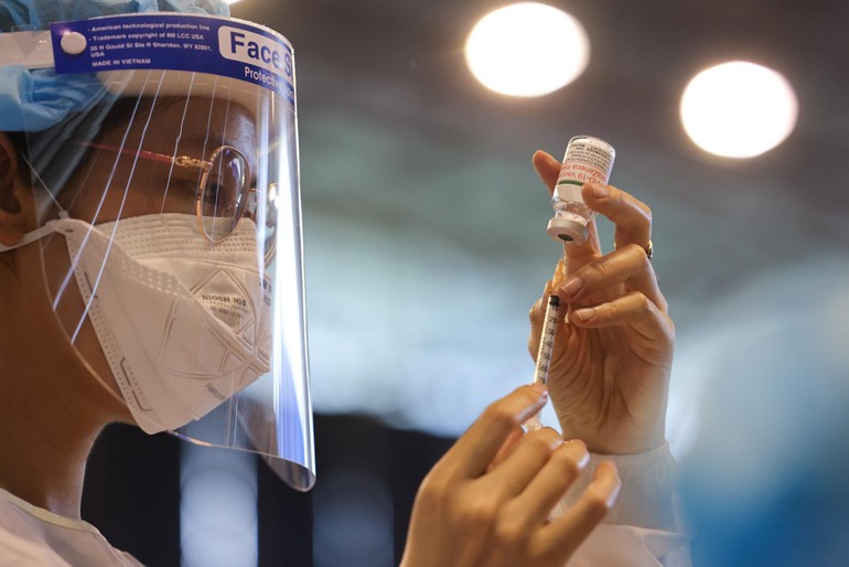 Nhân viên y tế đang thực hiện tiêm vắc-xin ngừa Covid-19 cho người dân - Ảnh: Ngô Trần Hải An