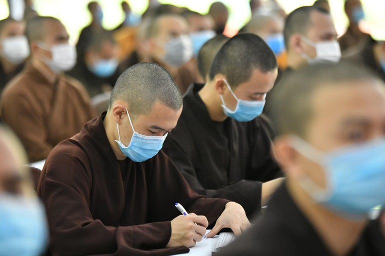 Tăng sinh Học viện Phật giáo VN tại TP.HCM trong một sinh hoạt ngoại khóa trước lúc TP.HCM thực hiện giãn cách xã hội để phòng, chống dịch Covid-19