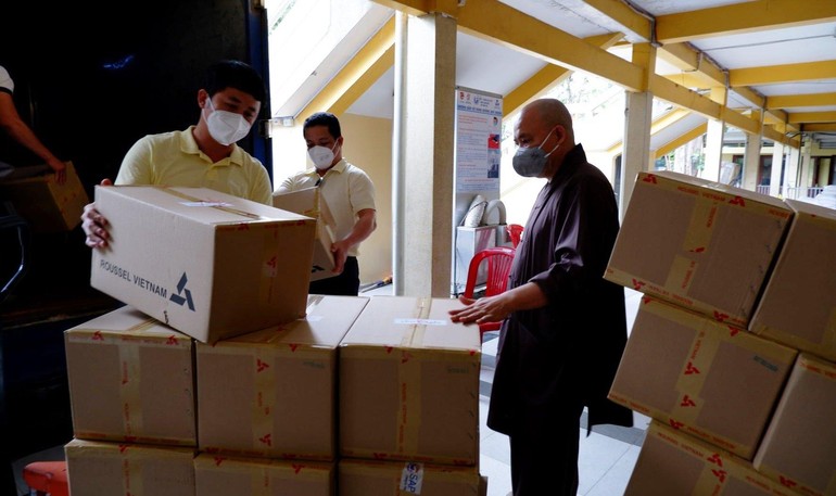 Thượng tọa Thích Thanh Phong đích thân giám sát việc chuyển 10.000 túi thuốc điều trị F0 tại nhà giao tặng đến người lao động ở tỉnh Đồng Nai
