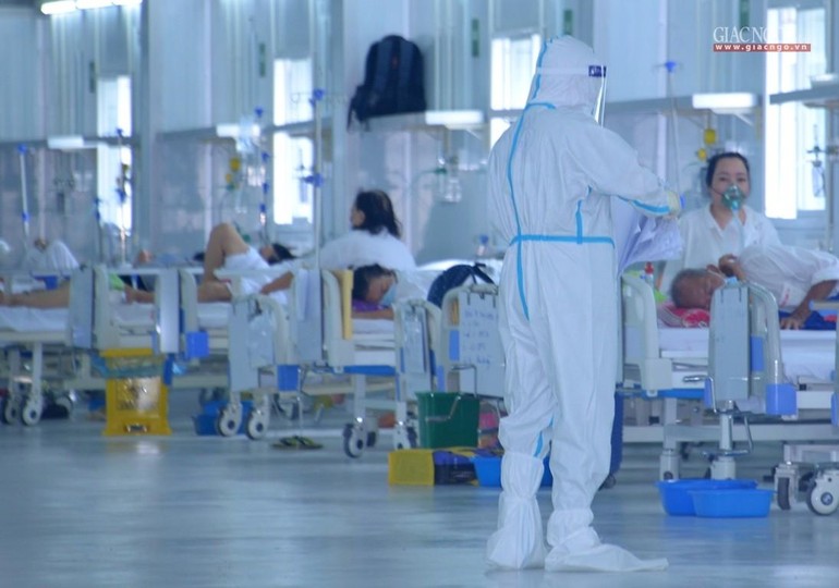 Chăm sóc bệnh nhân tại Trung tâm Hồi sức tích cực người bệnh Covid-19 do Bệnh viện Việt Đức điều hành - Ảnh: Bảo Toàn