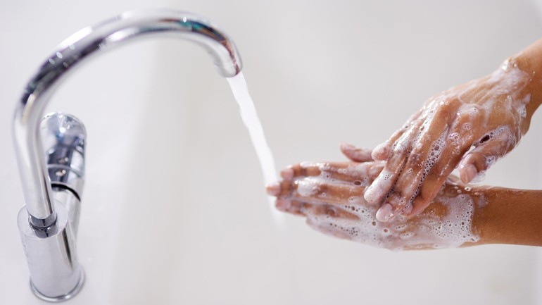 Rửa tay một cách chánh niệm là một phương pháp thực hành được đưa vào sử dụng trong các bệnh viện và cơ sở y tế ở nhiều nước từ nhiều năm về trước