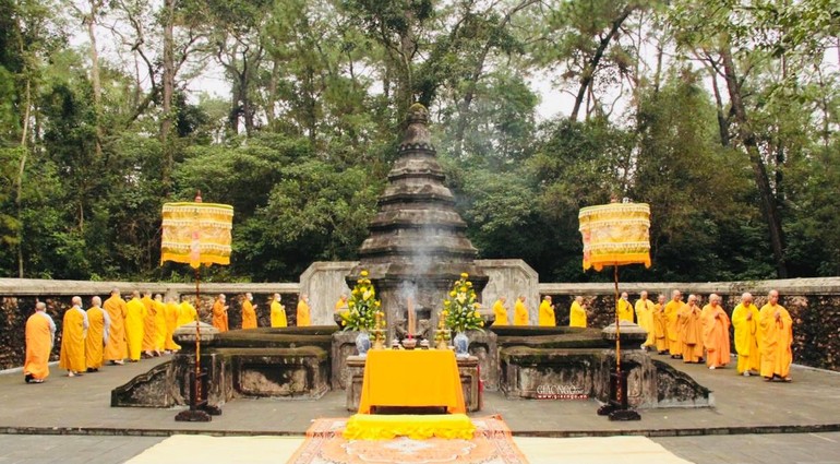 Tảo tháp Tổ sư Liễu Quán là một trong những nếp sinh hoạt truyền thống của Phật giáo ở cố đô