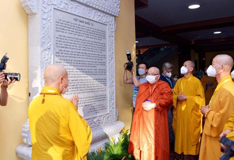 Chư tôn đức giáo phẩm Hội đồng Chứng minh, Hội đồng Trị sự tham dự công bố văn bia vừa được tôn tạo tại Việt Nam Quốc Tự - Ảnh: Bảo Toàn/BGN