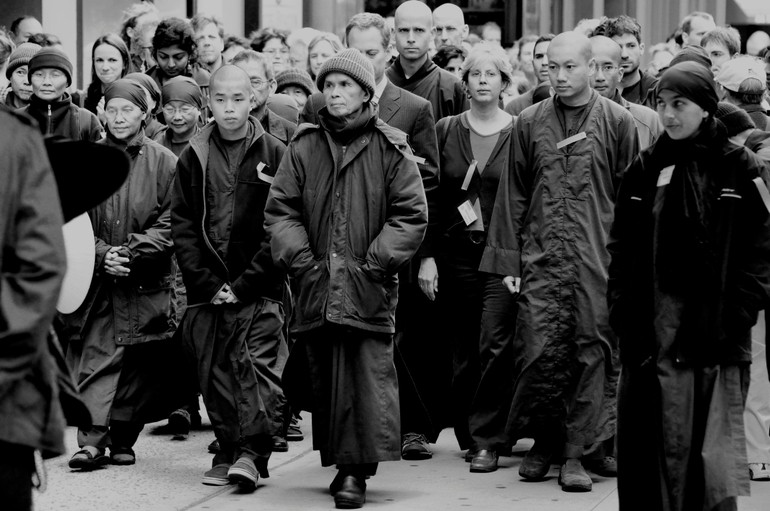 Thiền sư Thích Nhất Hạnh dẫn đầu đoàn đi bộ vì hòa bình hơn 1.600 người trên đường phố New York - Ảnh: Massagemag