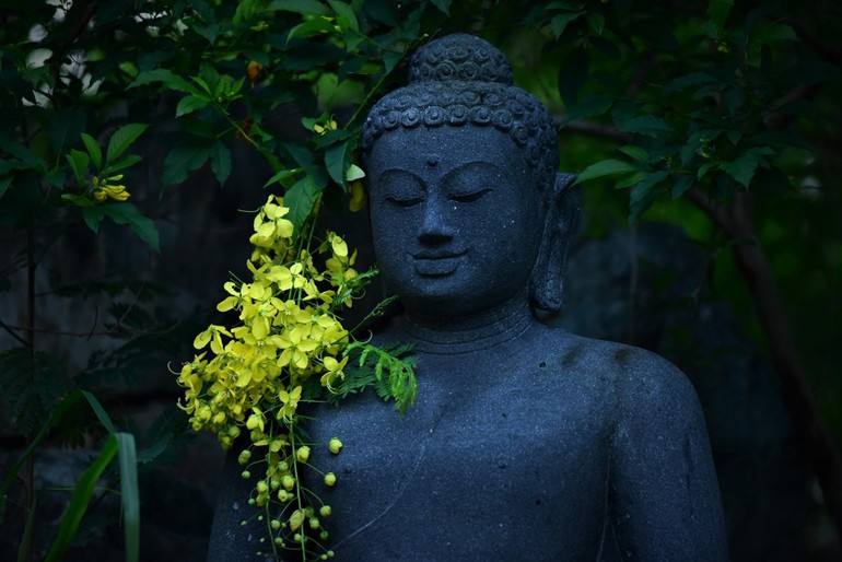 Sống an nhiên tự tại trong đời với tâm không bị tham lam bám víu chi phối, và làm tất cả mọi việc để lợi ích cho chúng sinh với động cơ của lòng từ bi là ý nghĩa “siêu đạo đức” trong Phật giáo. Đức Phật là người giác ngộ