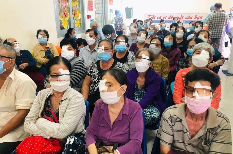 300 người được hỗ trợ mổ mắt miễn phí tại Bệnh viện Trưng Vương, do Báo Giác Ngộ tổ chức với sự phát tâm của các Phật tử thân hữu của Hòa thượng Thích Huệ Trí - Ảnh: Cherry