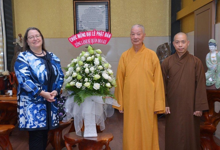 Tổng lãnh sự Hoa Kỳ tại TP.HCM Marie C.Damour thăm, chúc mừng Trưởng lão Hòa thượng Quyền Pháp chủ GHPGVN nhân Đại lễ Phật đản PL.2566