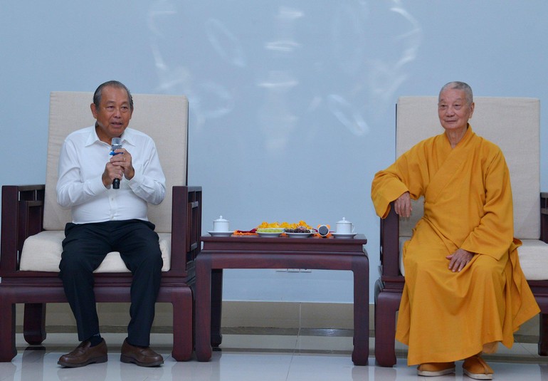 Nguyên Phó Thủ tướng Thường trực Trương Hòa Bình và Trưởng lão Hòa thượng Thích Trí Quảng - Ảnh: Bảo Toàn/BGN