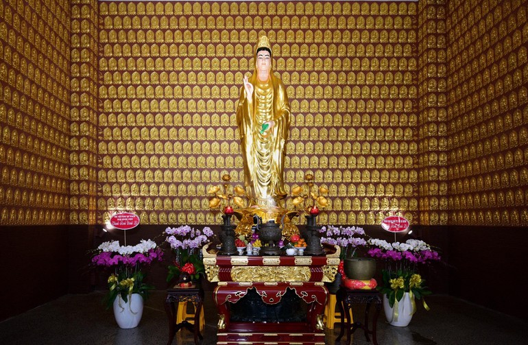Tôn tượng Bồ-tát Quán Thế Âm tại chùa Phổ Quang được giữ nguyên hình tướng và chất liệu tôn tạo từ trước năm 1975 - Ảnh: BGN