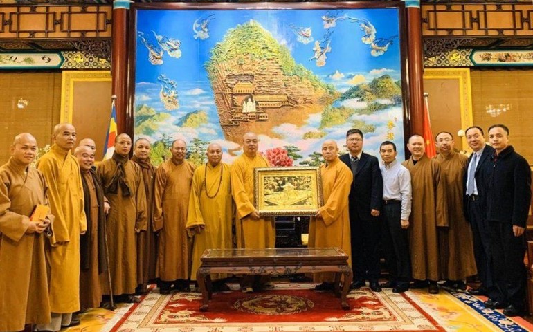 Trưởng lão Hòa thượng Thích Diễn Giác, Hội trưởng Hiệp hội Phật giáo Trung Quốc tiếp đoàn lãnh đạo GHPGVN tại Văn phòng Hiệp hội (chùa Quảng Tế, thủ đô Bắc Kinh) trong chuyến thăm năm 2019