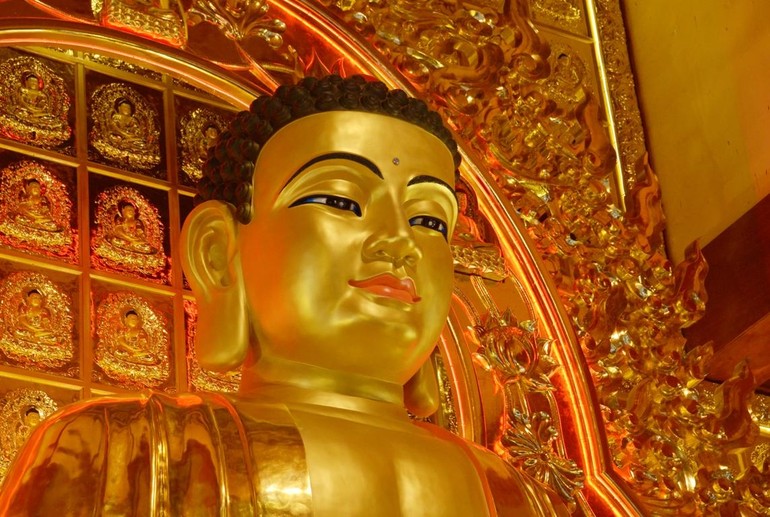 Tôn tượng Đức Phật Bổn Sư tại chánh điện Việt Nam Quốc Tự