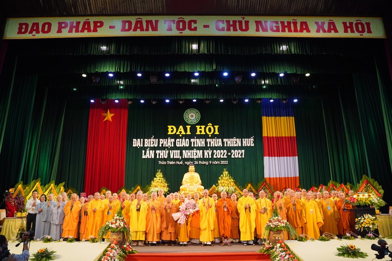 69 thành viên tân Ban Trị sự GHPGVN tỉnh Thừa Thiên Huế nhiệm kỳ 2022-2027 ra mắt và nhận hoa chúc mừng tại Đại hội lần VIII ngày 26-9-2022 tổ chức tại Trung tâm Văn hóa - Điện ảnh tỉnh nhà - Ảnh: PGH