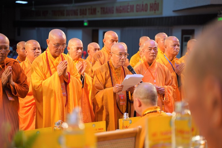 Tân Ban Trị sự GHPGVN tỉnh Thừa Thiên Huế nhiệm kỳ 2022-2027 ra mắt và phát biểu nhận nhiệm vụ tại Đại hội đại biểu Phật giáo tỉnh lần thứ VIII tổ chức ở Trung tâm Văn hóa - Điện ảnh (41A Hùng Vương, TP.Huế) - Ảnh: PGH