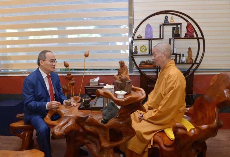 GS.TS Nguyễn Thiện Nhân đến chùa Huê Nghiêm lễ Phật, thăm Trưởng lão Hòa thượng Thích Trí Quảng - Ảnh: BGN