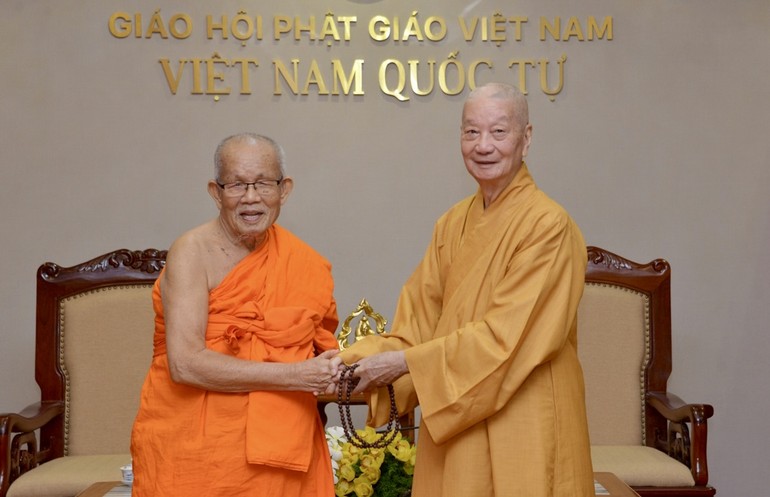 Đức Pháp chủ GHPGVN với Trưởng lão Hòa thượng Chủ tịch Trung ương Liên minh Phật giáo Lào tại Việt Nam Quốc Tự - Ảnh: Bảo Toàn/BGN