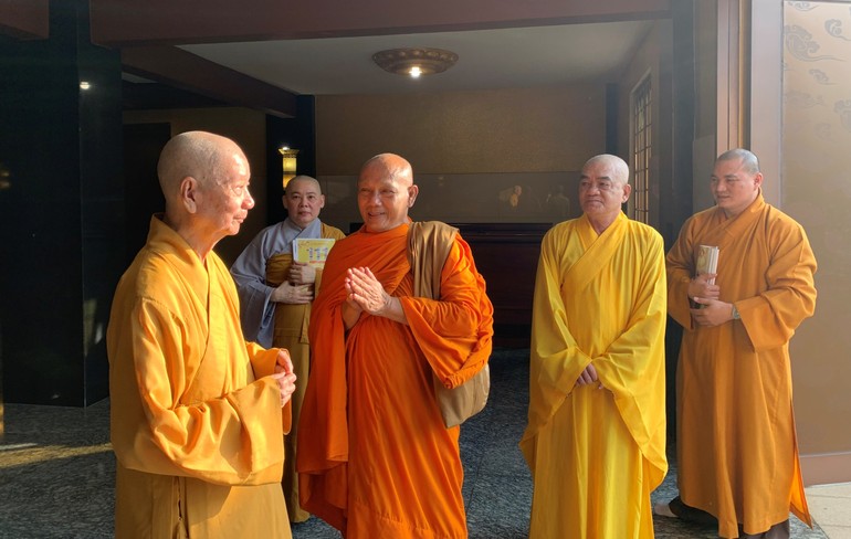 Đức Pháp chủ ân cần thăm hỏi và lắng nghe Hòa thượng Thạch Hà trình bày về tình hình Phật giáo tại tỉnh Cà Mau 