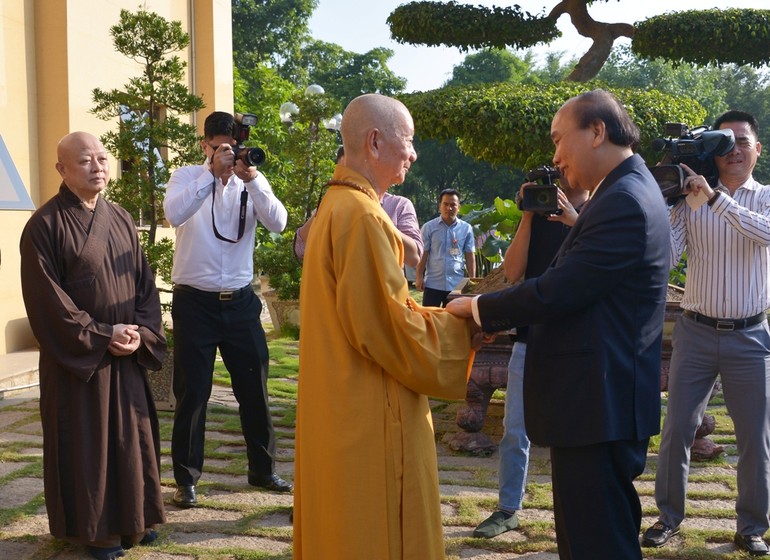 Đức Pháp chủ GHPGVN đích thân đón tiếp Chủ tịch nước Nguyễn Xuân Phúc thăm, chúc Tết tại chùa Huê Nghiêm trong sự trân trọng và thân tình - Ảnh: Bảo Toàn/BGN
