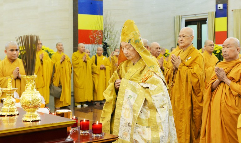 Đức Pháp chủ GHPGVN chứng minh lễ khai đàn Pháp hội Dược Sư "Tiêu tai diên thọ" do Ban Trị sự GHPGVN TP.HCM tổ chức diễn ra tại Việt Nam Quốc Tự (Q.10) vào sáng mùng 6 Tết Quý Mão - Ảnh: Trần Thế Phong