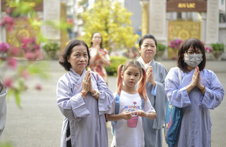 Phật tử đến Việt Nam Quốc Tự cầu nguyện đầu năm Quý Mão (2023) - Ảnh: Quảng Đạo/BGN