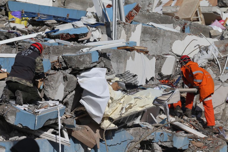 Hơn 11.000 người thiệt mạng và nhiều người đang bị vùi trong đống đổ nát sau trận động đất ở Thổ Nhĩ Kỳ và Syria - Ảnh: CNN