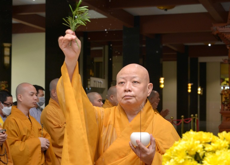 Hòa thượng Thích Lệ Trang sái tịnh đàn tràng thí thực trong lễ tán đàn Pháp hội Dược Sư đầu năm Quý Mão - 2023 tại chùa Huê Nghiêm - Ảnh: BGN