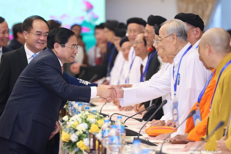 Cho đến nay, Nhà nước Việt Nam đã công nhận 36 tổ chức tôn giáo thuộc 16 tôn giáo khác nhau (Ảnh: Thủ tướng Phạm Minh Chính gặp mặt biểu dương các tổ chức tôn giáo có đóng góp trong sự nghiệp xây dựng và bảo vệ Tổ quốc năm 2022).