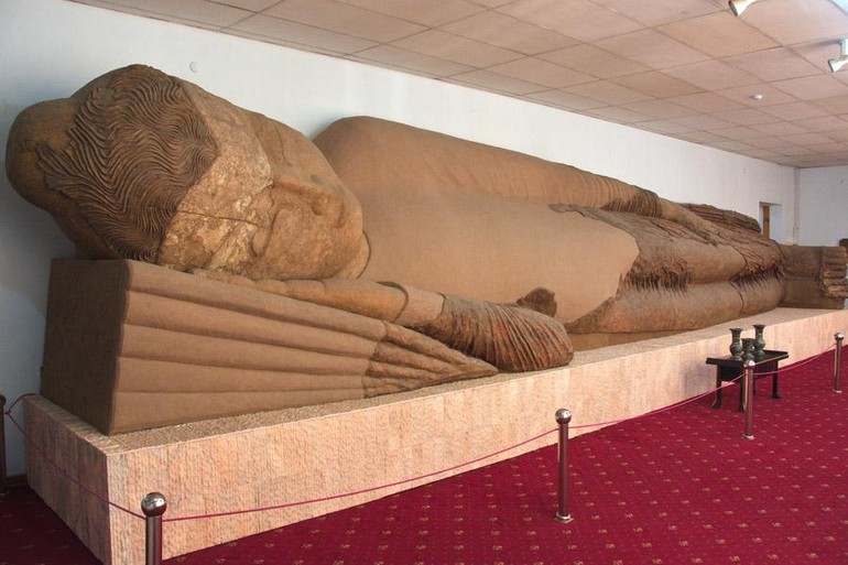 Tượng Đức Phật nhập Niết-bàn dài 13m ở Ajina-Tepa, Tajikistan có mặt trong không gian triển lãm