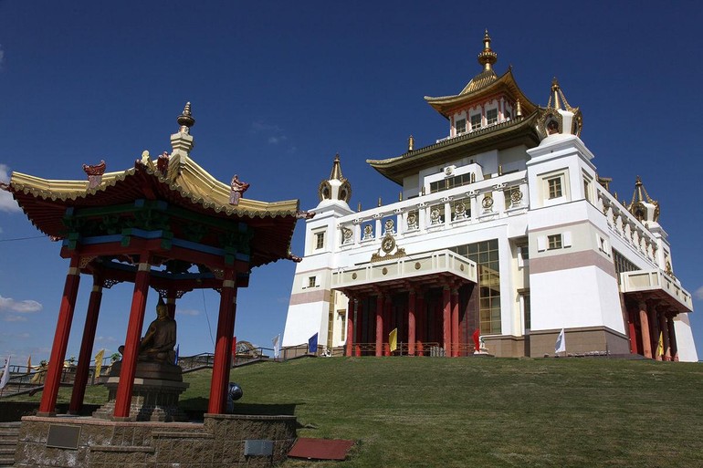 Tu viện Chùa Vàng Thích Ca tọa lạc tại thủ đô Elista, được xây dựng vào năm 2005