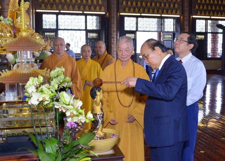 Chủ tịch nước Nguyễn Xuân Phúc Tắm Phật tại chánh điện chùa Huê Nghiêm - trú xứ của Trưởng lão Quyền Pháp chủ GHPGVN 