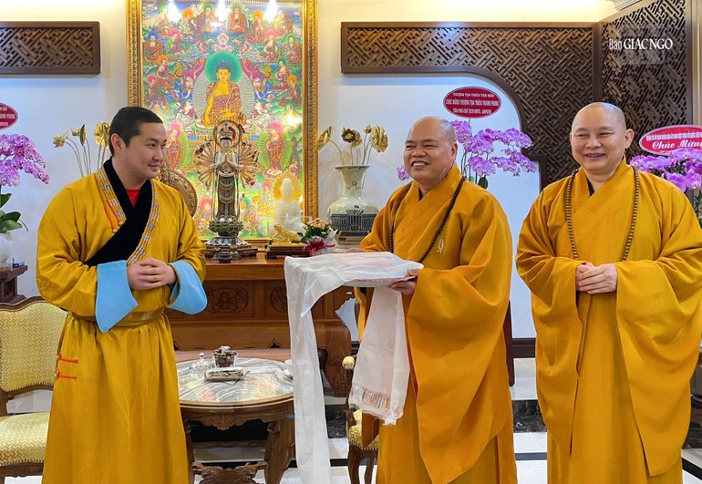 Phái đoàn Phật giáo Mông Cổ thăm chùa Vĩnh Nghiêm