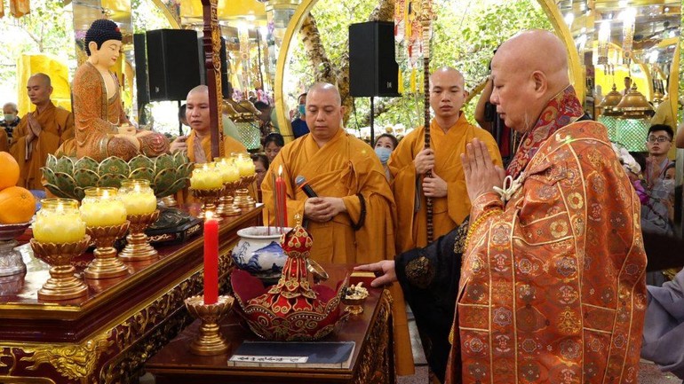 Hòa thượng Thích Lệ Trang, Trưởng ban Nghi lễ Phật giáo TP.HCM gia trì một khóa lễ cầu siêu