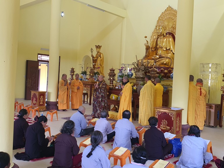 Hòa thượng Thích Tánh Nhiếp ban đạo từ tại chánh điện chùa Kim Nại 