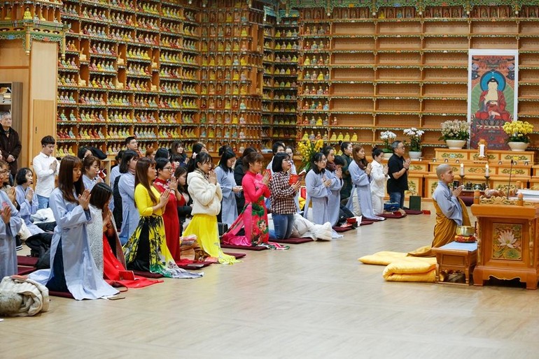 Một buổi sinh hoạt của đạo tràng Phật tử Việt Nam tại Hàn Quốc dưới sự hướng dẫn của Sư cô Thích nữ Giác Lệ Hiếu - Ảnh: NVCC