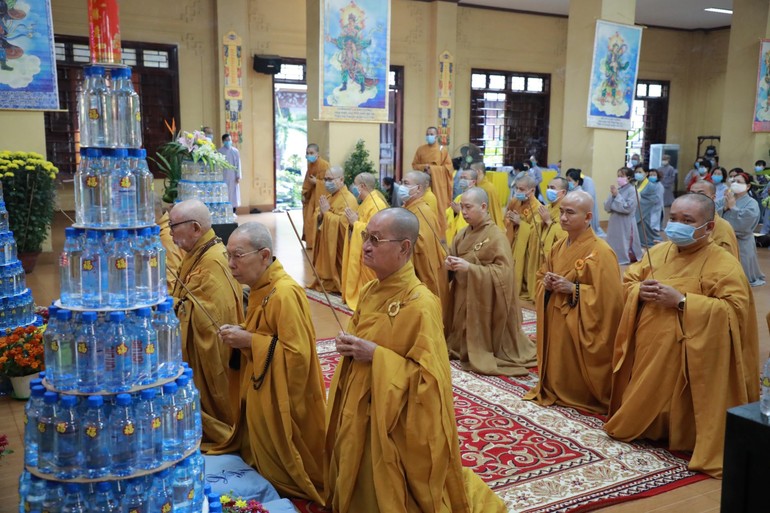 Chư tôn giáo phẩm dâng hương bạch Phật