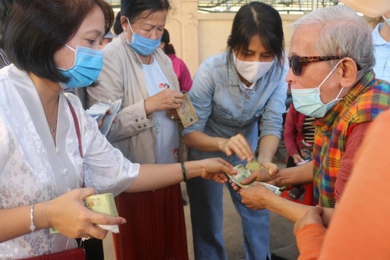 Ban Từ thiện thiền viện Vạn Hạnh tặng quà đến người khiếm thị tại huyện Trảng Bom