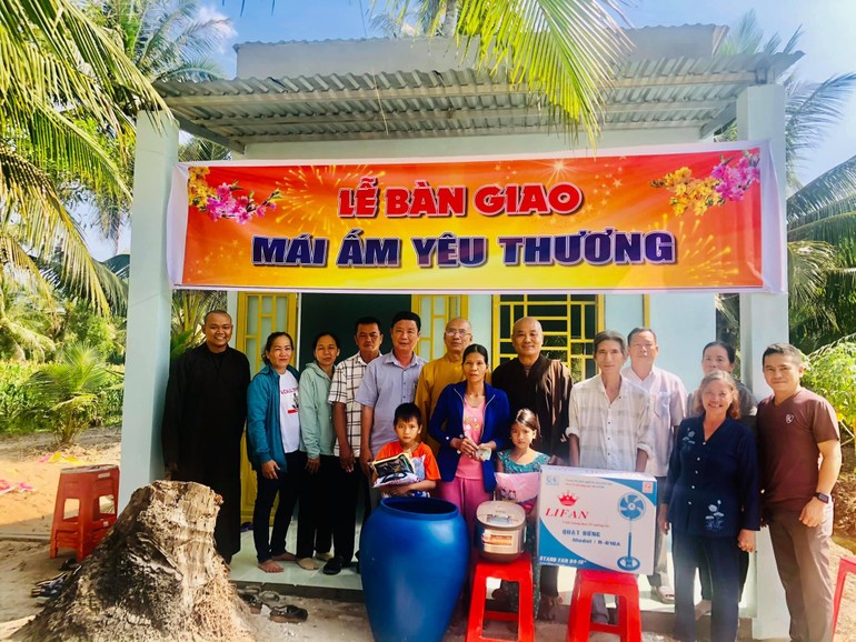 Đoàn từ thiện chùa Thường Quang bàn giao nhà tại tỉnh Sóc Trăng