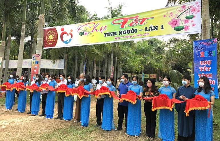 “Chợ Tết tình người” lần 1 tại Viện Chuyên Tu 2 thuộc ấp Bình Lâm, xã Lộc An, huyện Long Thành