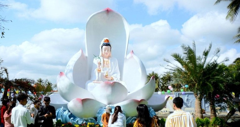 Tôn tượng Quan Thế Âm trên đóa sen đẹp trong khuôn viên chùa Thanh Lương