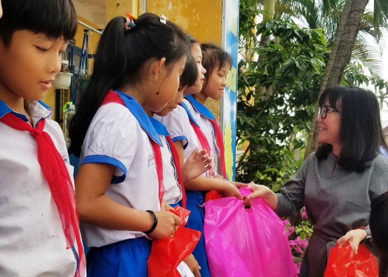 Đại diện nhà tài trợ JW Marriott, tổ chức AAV phối hợp với Hội Nhà báo tỉnh Thừa Thiên Huế trao đến học sinh 